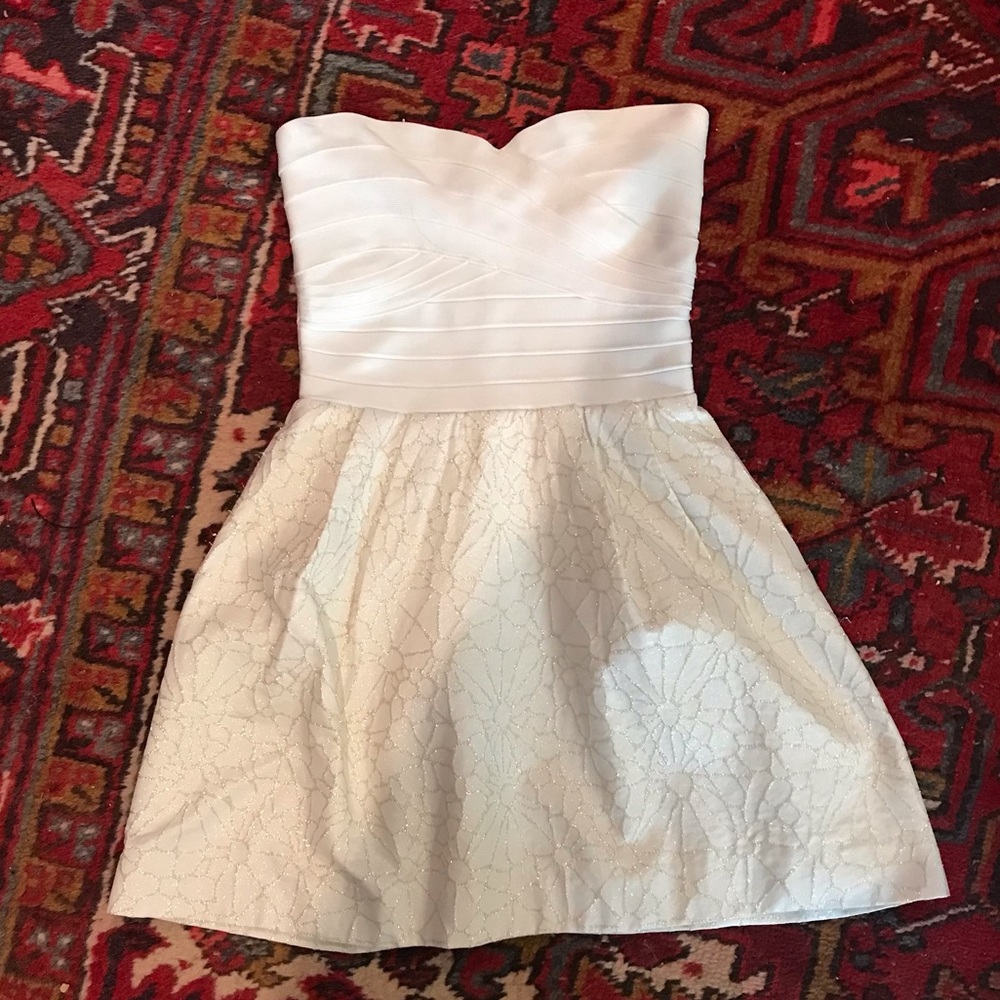 Beautiful strapless dress. Classic and chic!